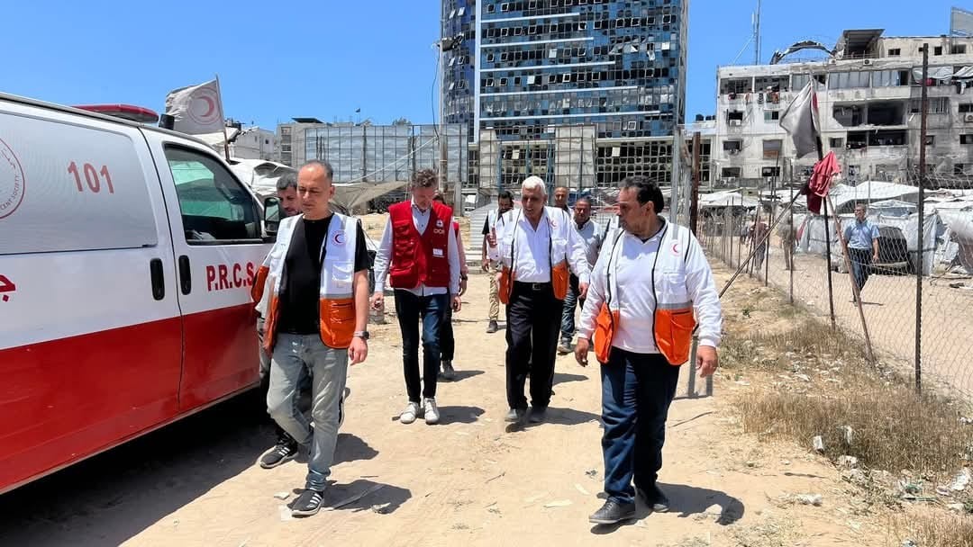 مدير الصليب الأحمر جوليان ليرسون يزور جمعية الهلال الأحمر الفلسطيني في غزة 5.jfif