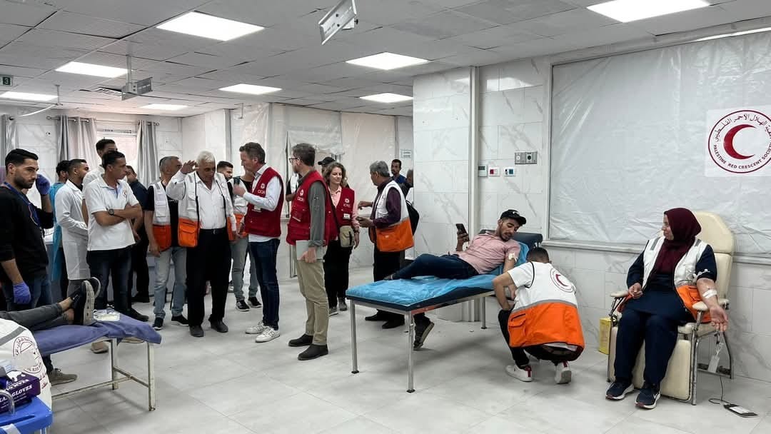 مدير الصليب الأحمر جوليان ليرسون يزور جمعية الهلال الأحمر الفلسطيني في غزة 10.jfif