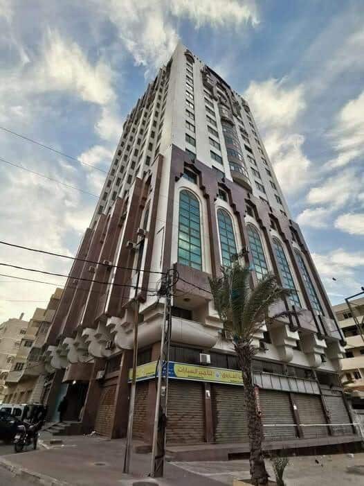 بالفيديو والصور الاحتلال يدمر برج الغفري غرب مدينة غزة