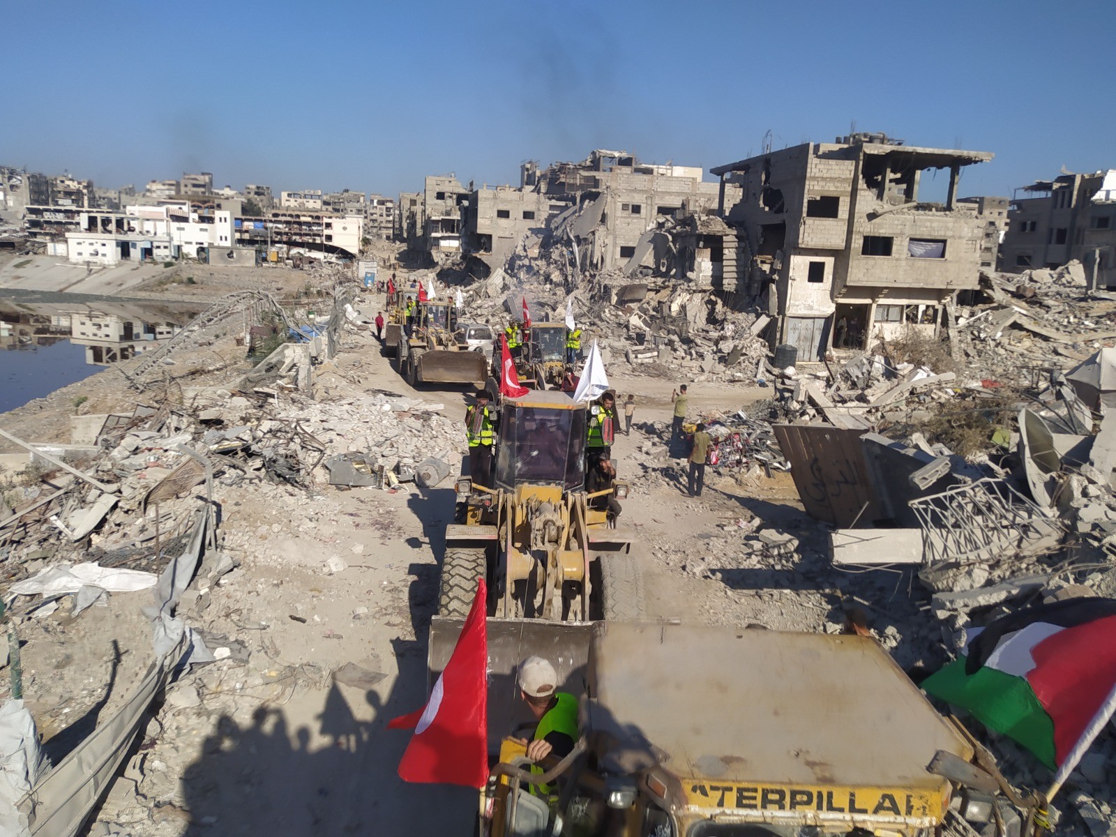 بالصور مؤسسة الإنسان سبيل السلام تفتح طرقات في مخيم جباليا