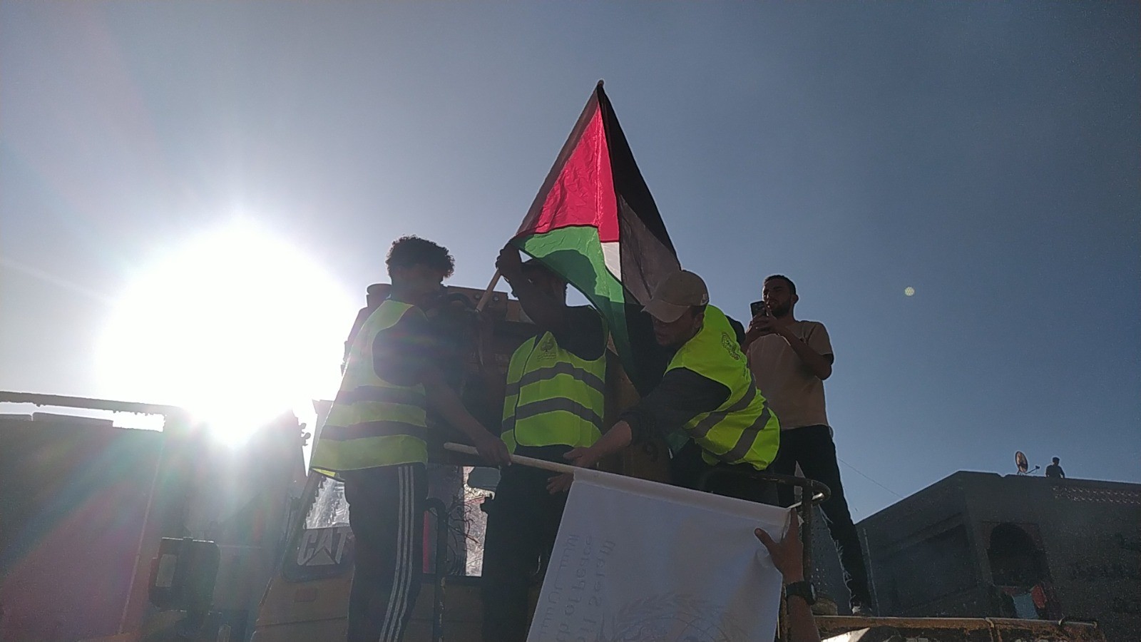 بالصور مؤسسة الإنسان سبيل السلام تفتح طرقات في مخيم جباليا