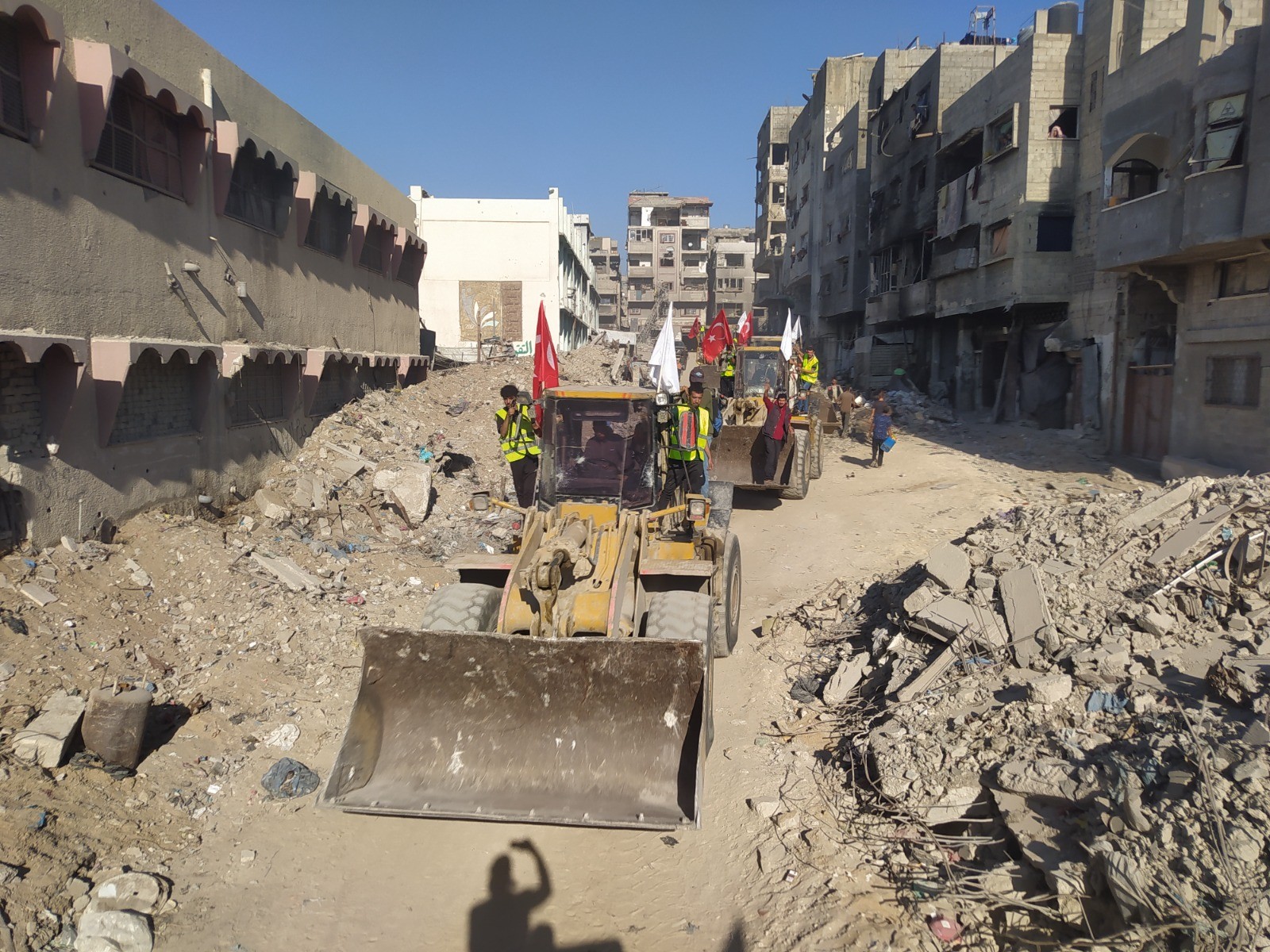 بالصور مؤسسة الإنسان سبيل السلام تفتح طرقات في مخيم جباليا