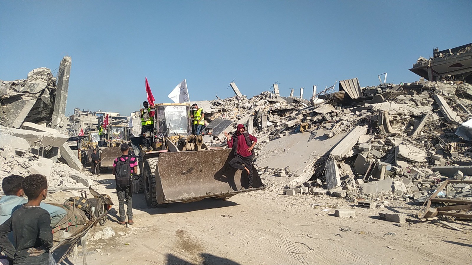 بالصور مؤسسة الإنسان سبيل السلام تفتح طرقات في مخيم جباليا