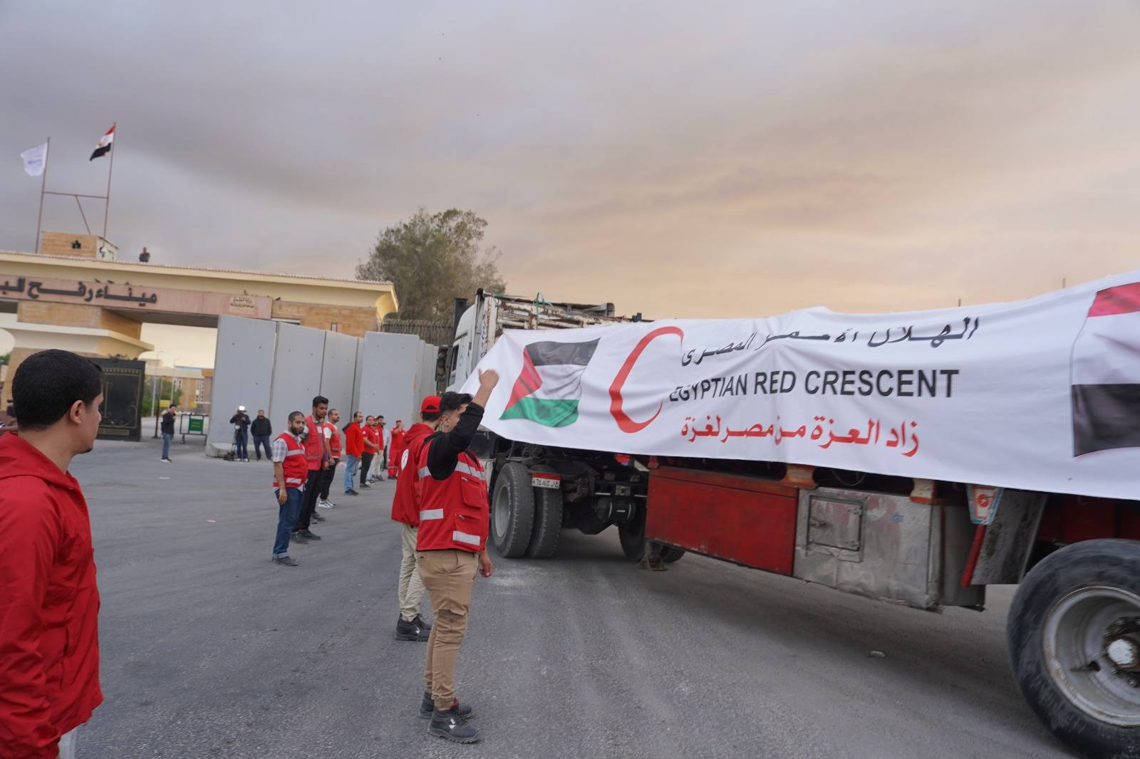 بالصور الهلال الأحمر المصري يدفع بأكثر من 9 آلاف طن مساعدات عاجلة لغزة