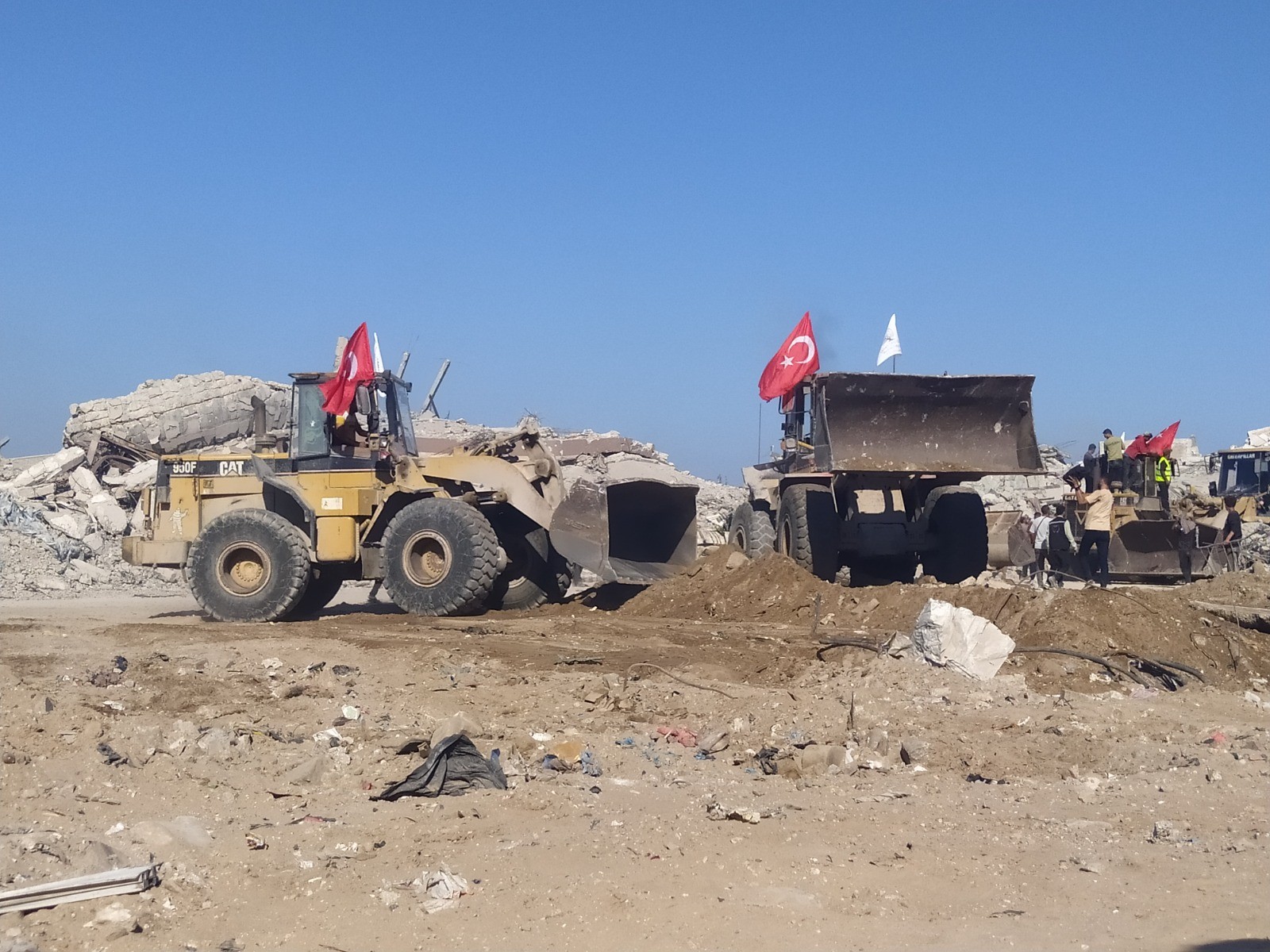 بالصور مؤسسة الإنسان سبيل السلام تفتح طرقات في مخيم جباليا