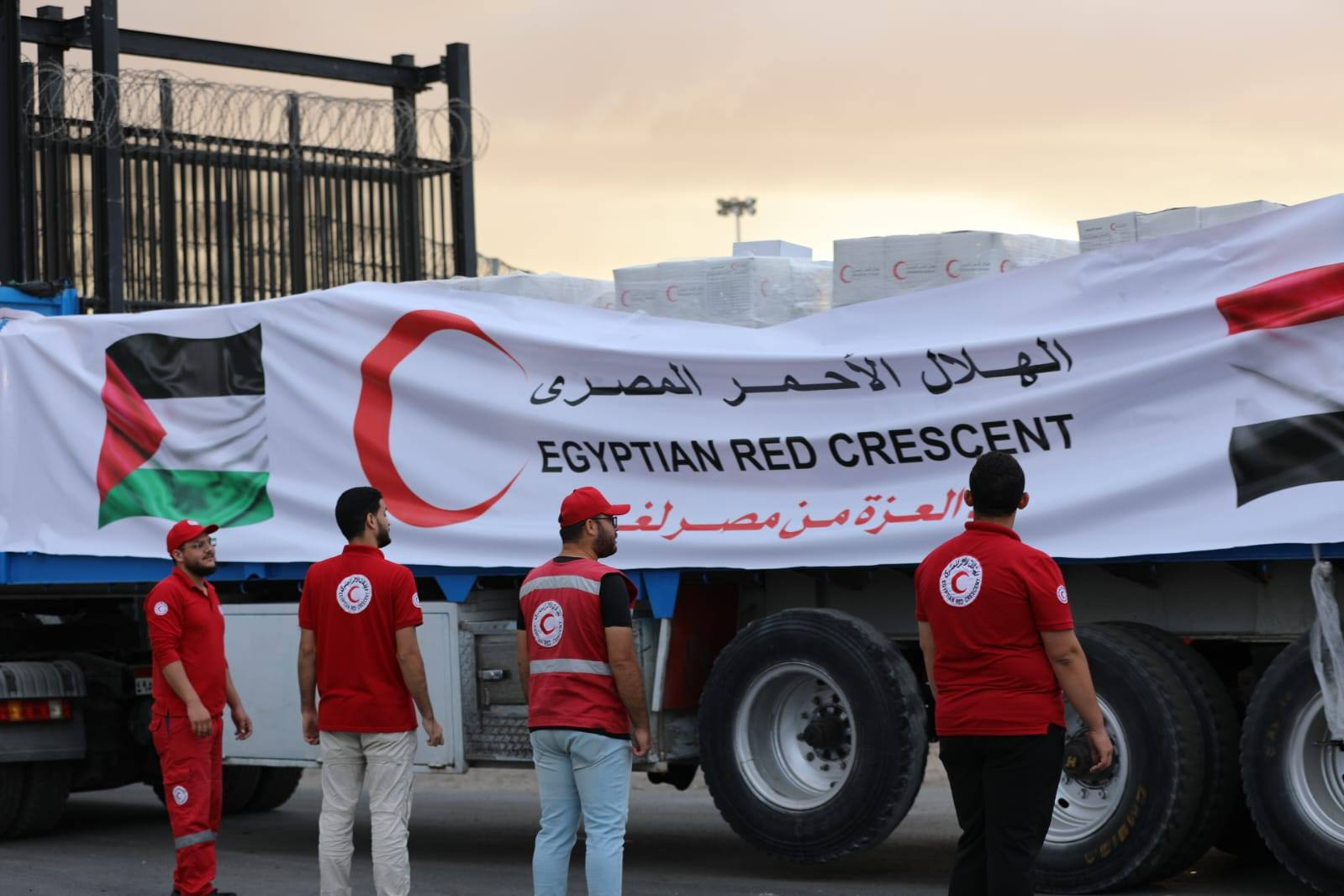 بالصور الهلال الأحمر المصري يدفع بأكثر من 9 آلاف طن مساعدات عاجلة لغزة