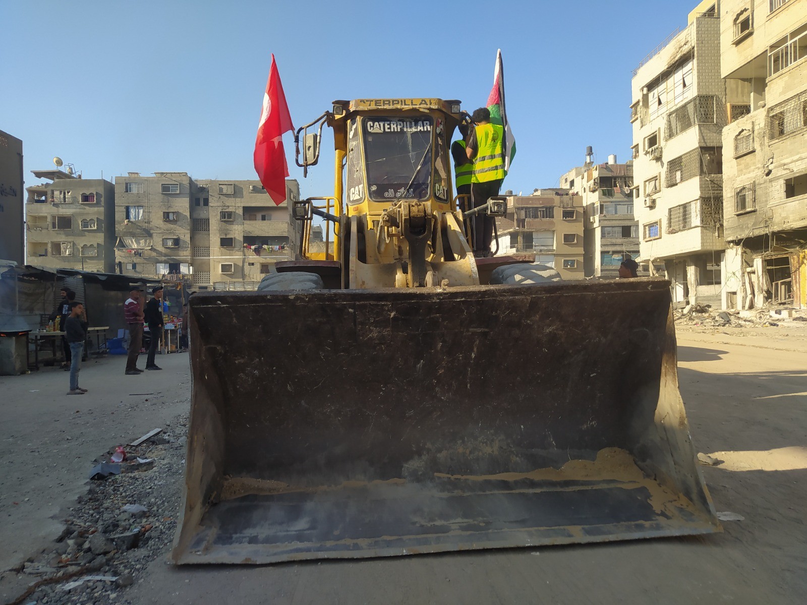بالصور مؤسسة الإنسان سبيل السلام تفتح طرقات في مخيم جباليا