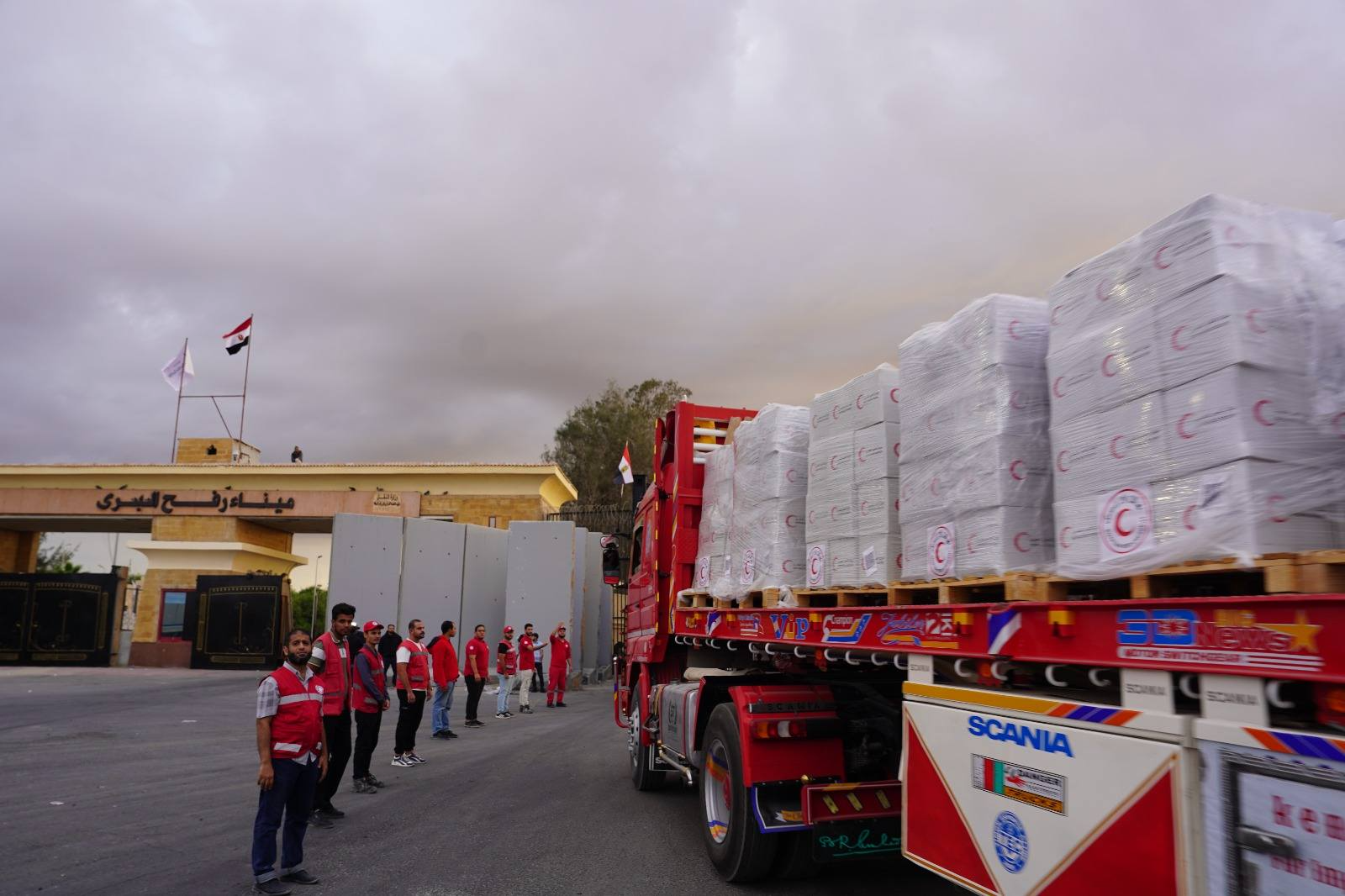 بالصور الهلال الأحمر المصري يدفع بأكثر من 9 آلاف طن مساعدات عاجلة لغزة