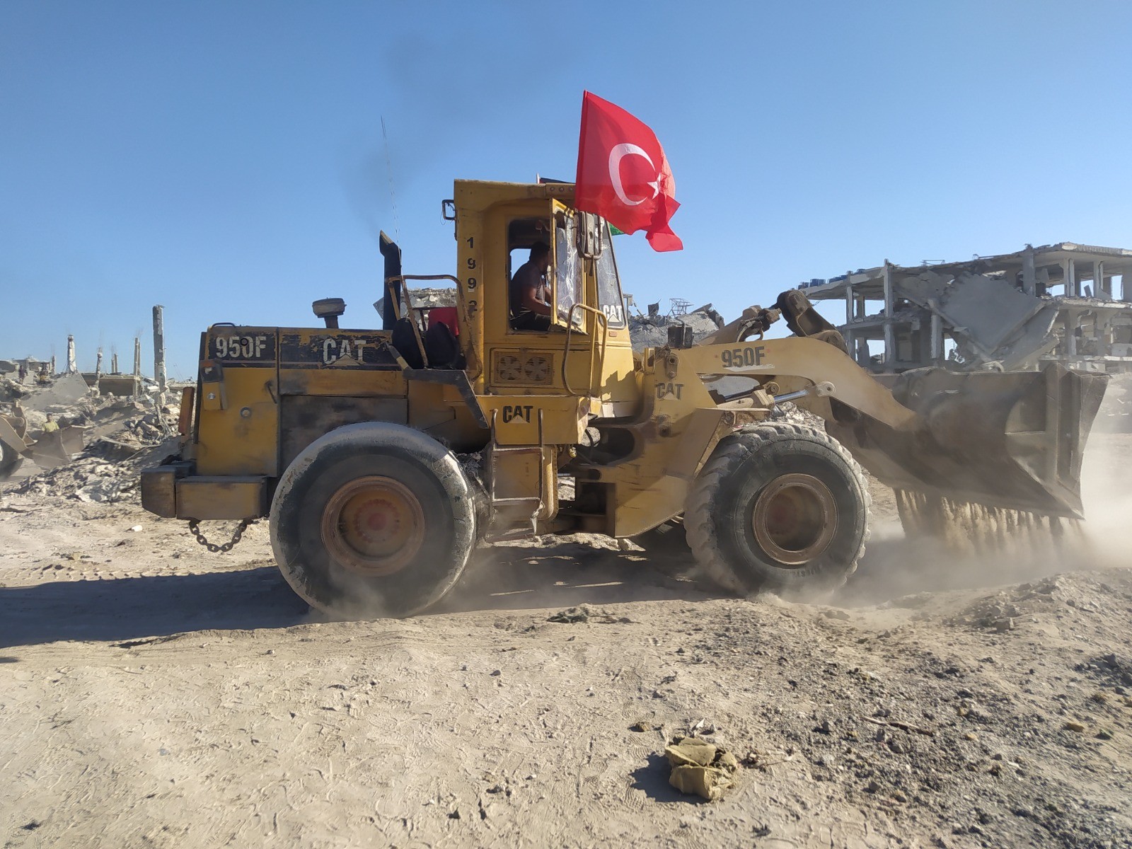 بالصور مؤسسة الإنسان سبيل السلام تفتح طرقات في مخيم جباليا