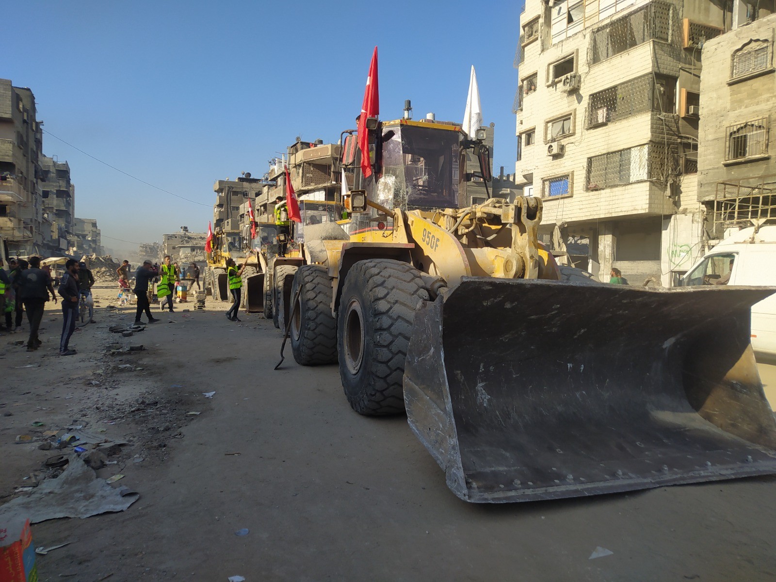 بالصور مؤسسة الإنسان سبيل السلام تفتح طرقات في مخيم جباليا