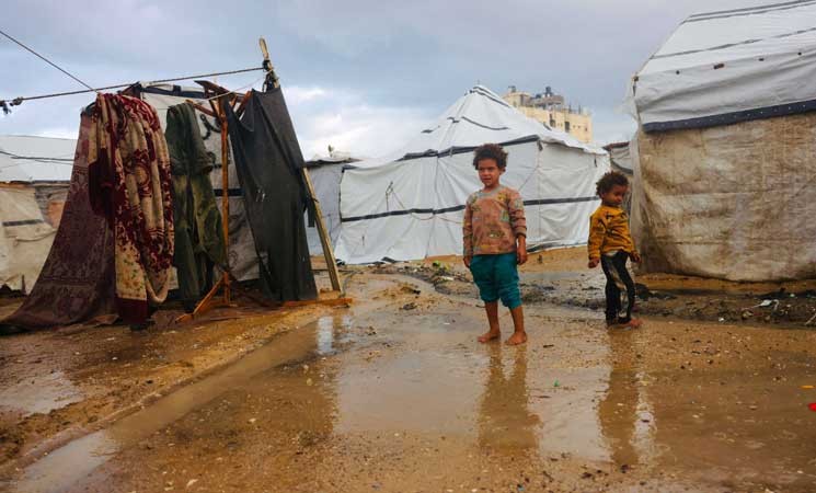 بالصور الماساة تتجدد .. أمطار وعواصف رعدية تغرق خيام النازحين في غزة