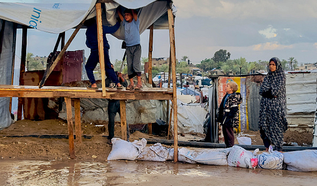 بالصور الماساة تتجدد .. أمطار وعواصف رعدية تغرق خيام النازحين في غزة
