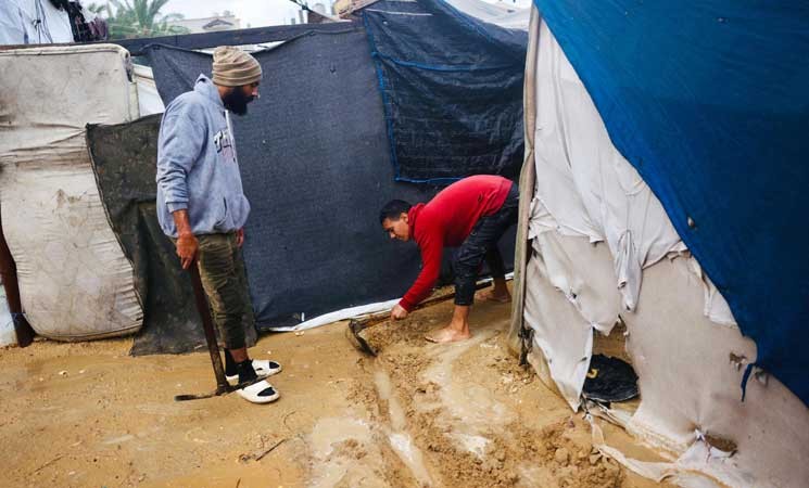 بالصور الماساة تتجدد .. أمطار وعواصف رعدية تغرق خيام النازحين في غزة