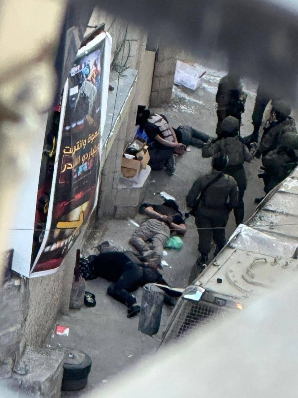 محدث بالفيديو والصور الاحتلال يشن عدوانا موسعا في قلنديا وكفر عقب.. 24 إصابة وهدم منشآت ومنازل