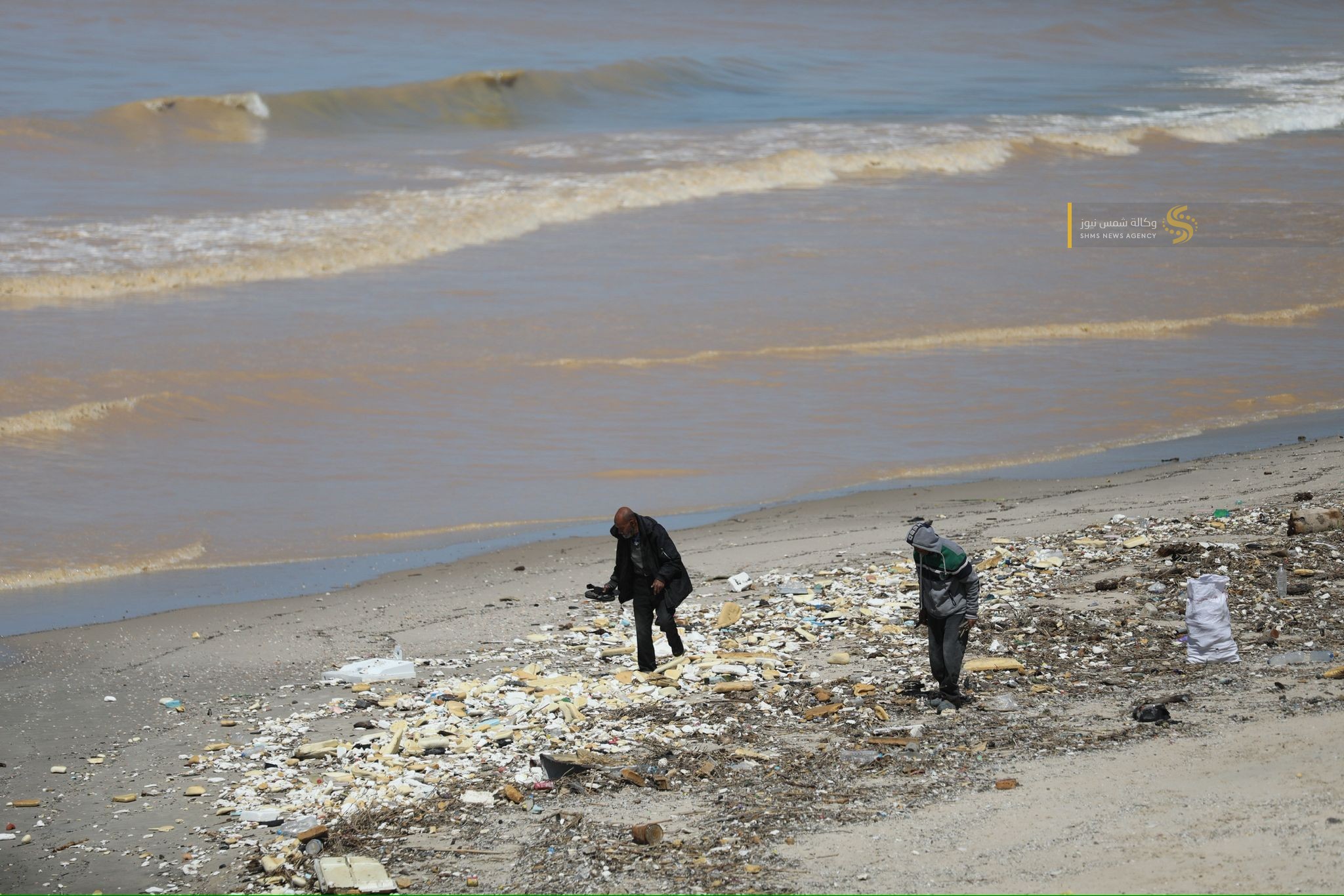 الاحتلال يفتح سد وادي غزة باتجاه البحر 1.jpg