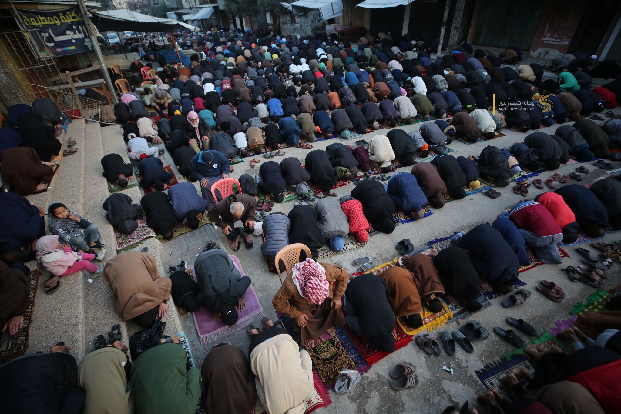 بالصور صلاة عيد الفطر في قطاع غزة بجانب ركام المنازل وساحات المساجد المدمرة