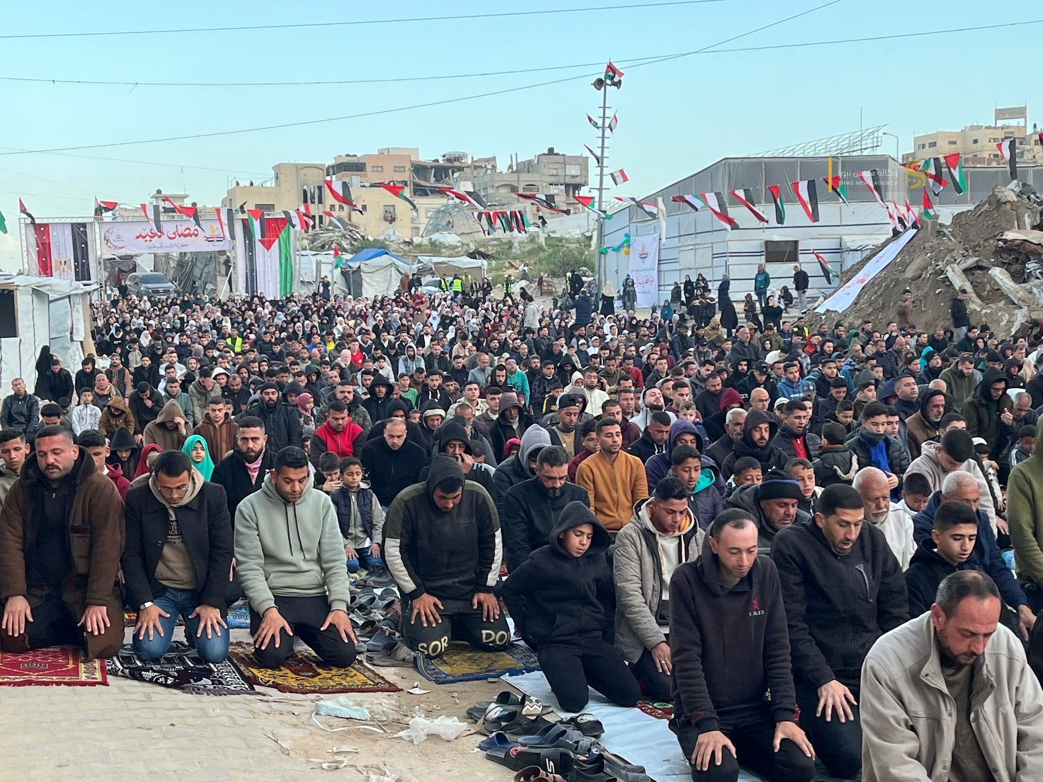 بالصور صلاة عيد الفطر في قطاع غزة بجانب ركام المنازل وساحات المساجد المدمرة