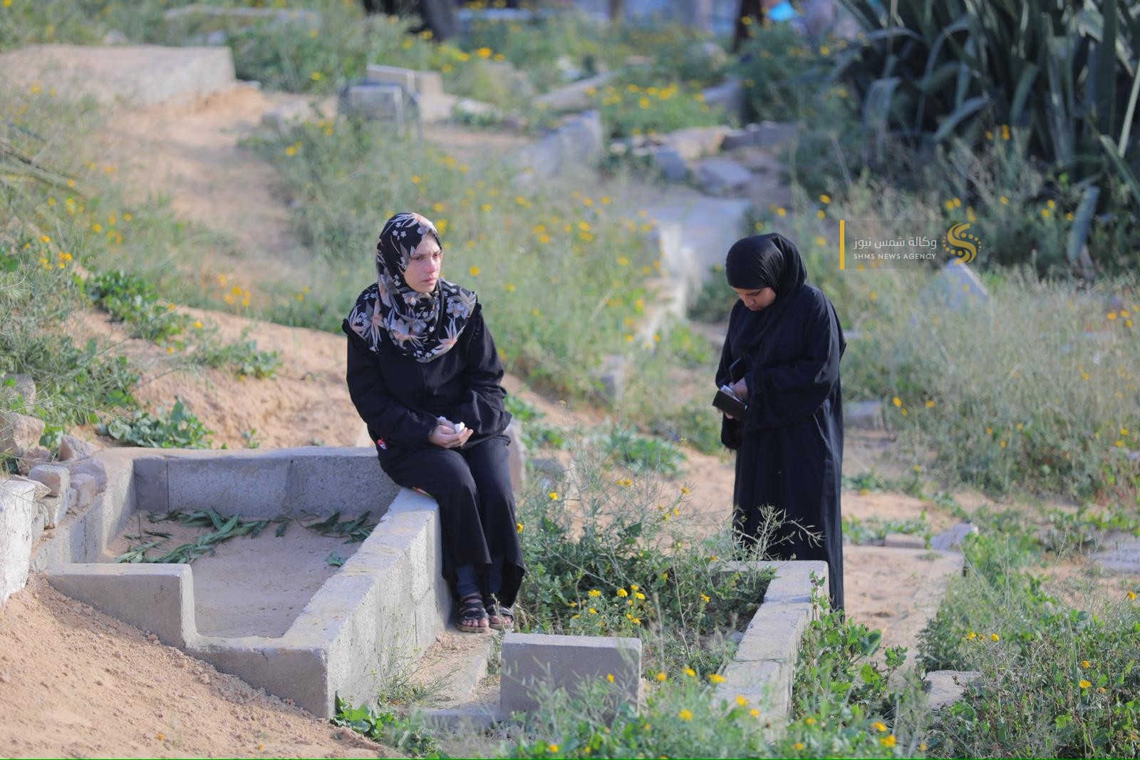 بالصور أهالي الشهداء يزورون قبور أبنائهم في أول أيام عيد الفطر