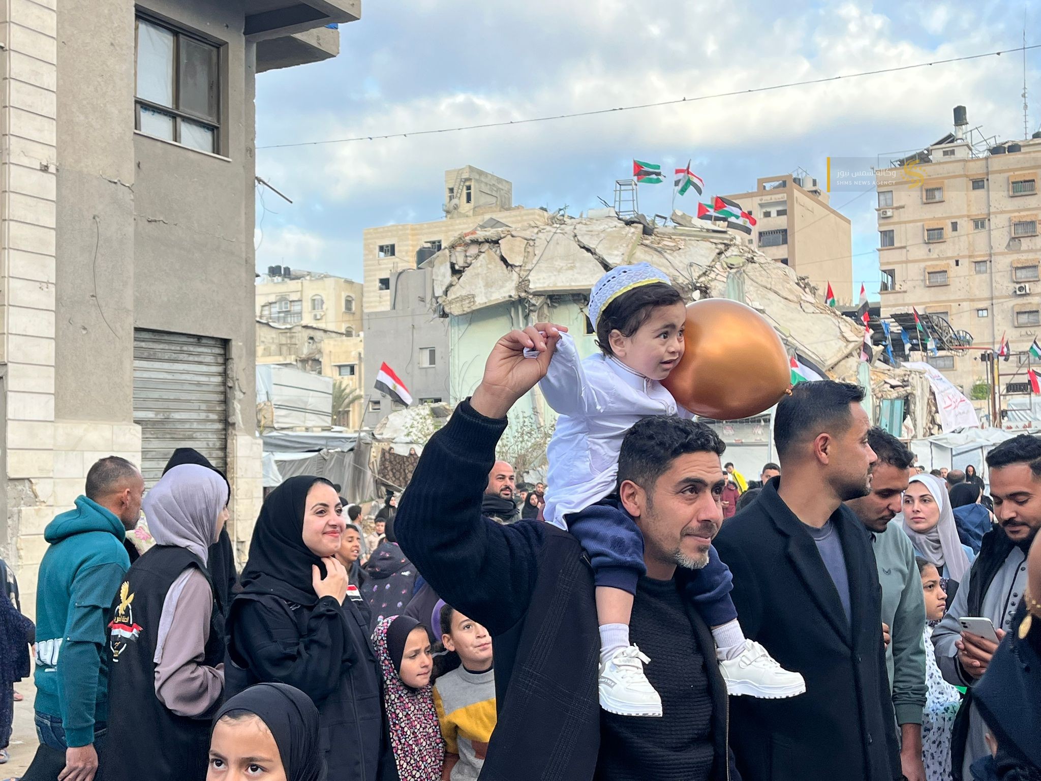 بالصور صلاة عيد الفطر في قطاع غزة بجانب ركام المنازل وساحات المساجد المدمرة