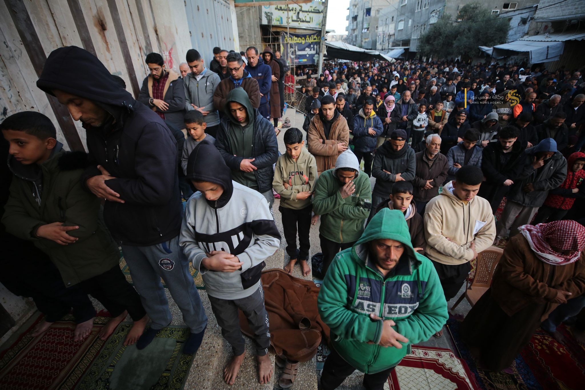 بالصور صلاة عيد الفطر في قطاع غزة بجانب ركام المنازل وساحات المساجد المدمرة