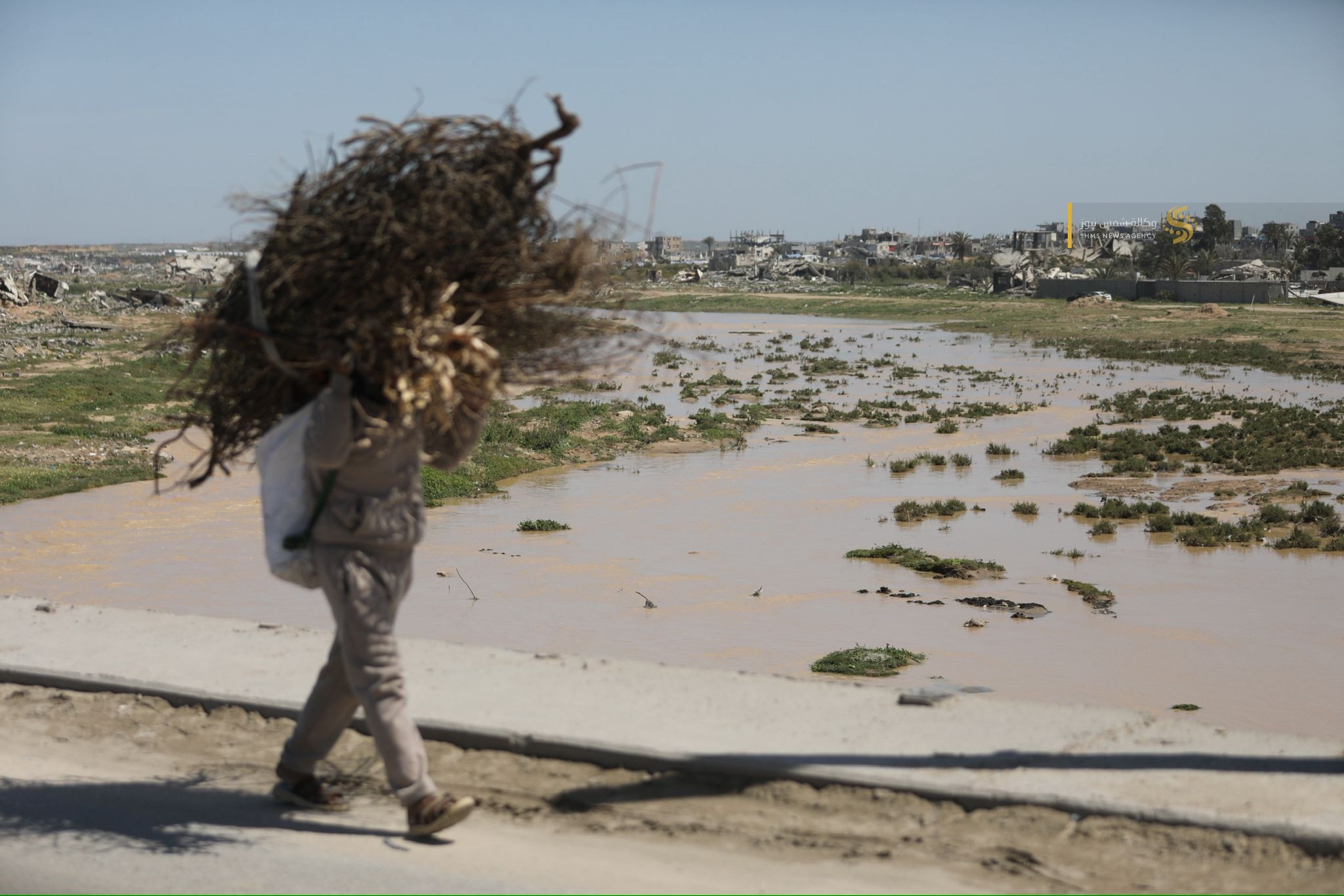 الاحتلال يفتح سد وادي غزة باتجاه البحر 2.jpg
