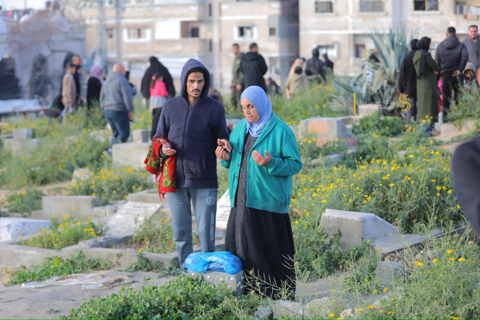 بالصور أهالي الشهداء يزورون قبور أبنائهم في أول أيام عيد الفطر