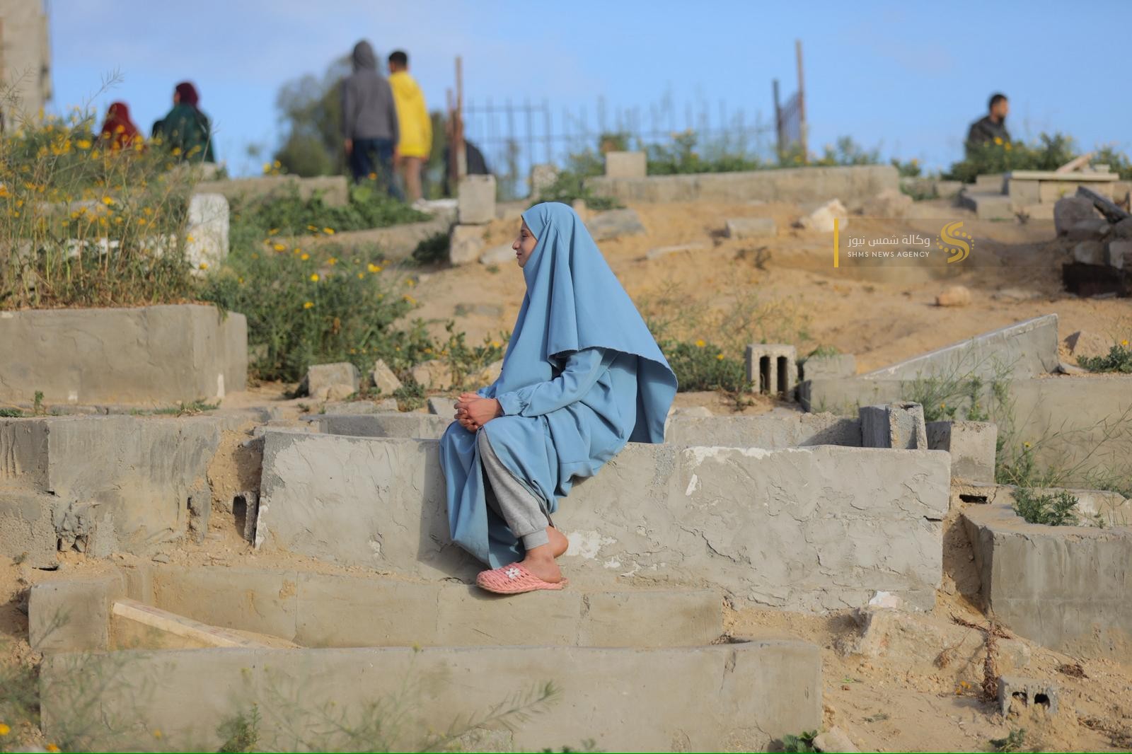 بالصور أهالي الشهداء يزورون قبور أبنائهم في أول أيام عيد الفطر