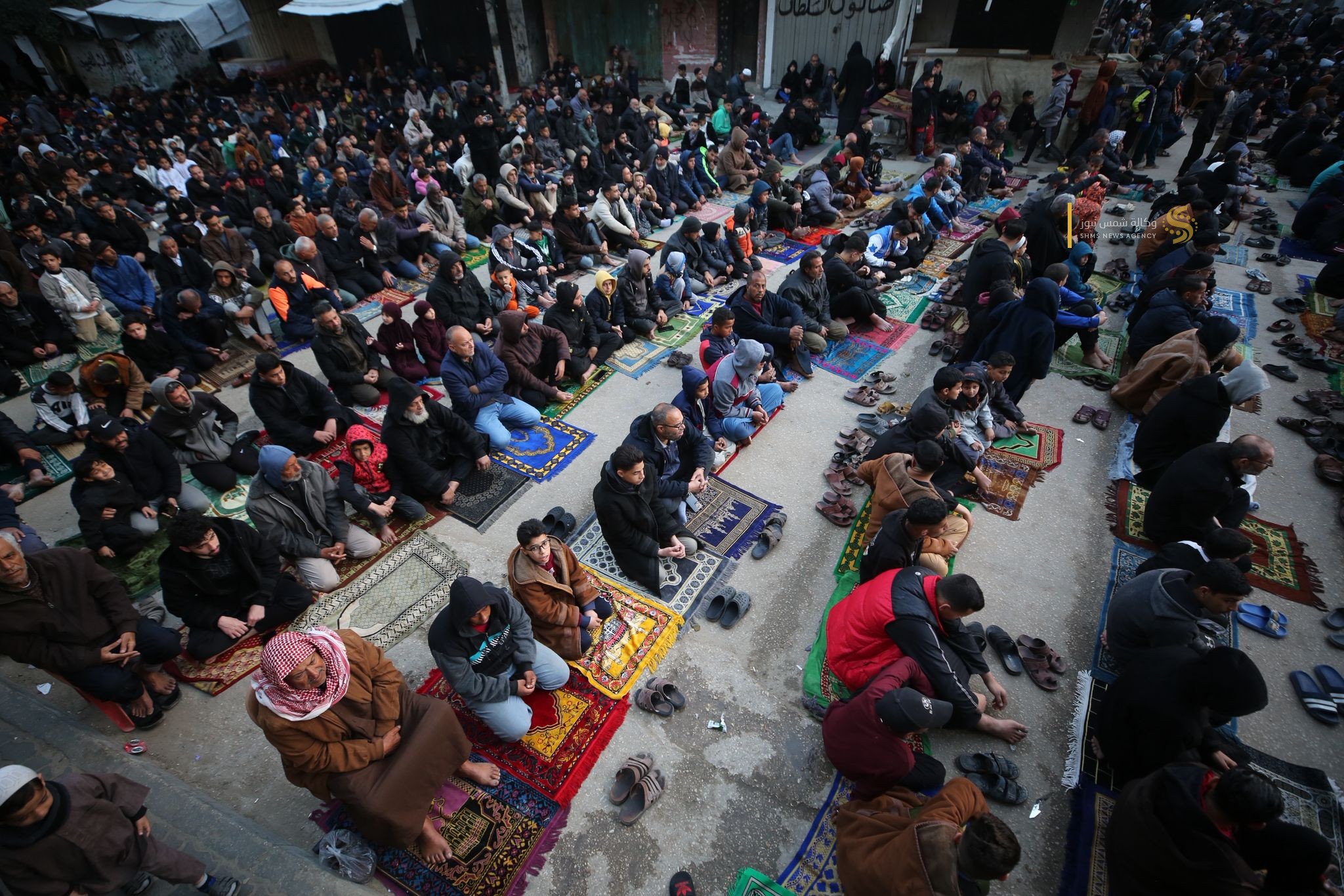 بالصور صلاة عيد الفطر في قطاع غزة بجانب ركام المنازل وساحات المساجد المدمرة