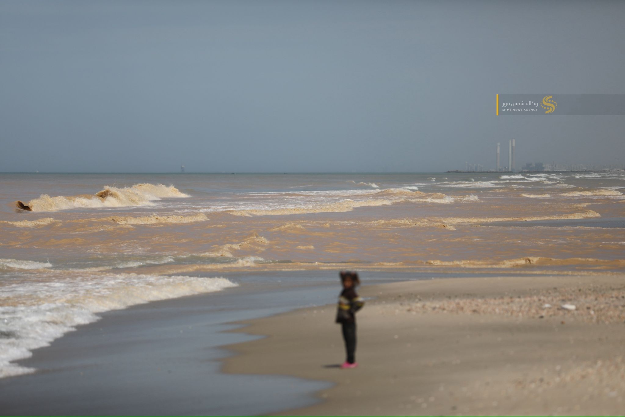 الاحتلال يفتح سد وادي غزة باتجاه البحر 9.jpg