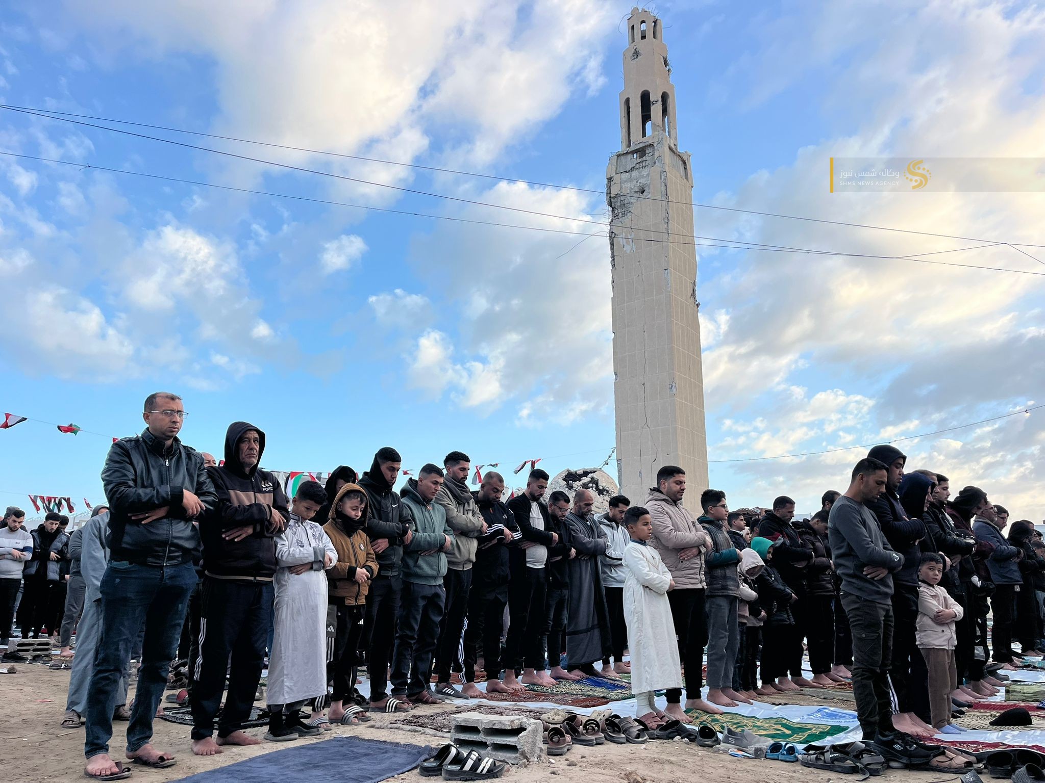 بالصور صلاة عيد الفطر في قطاع غزة بجانب ركام المنازل وساحات المساجد المدمرة