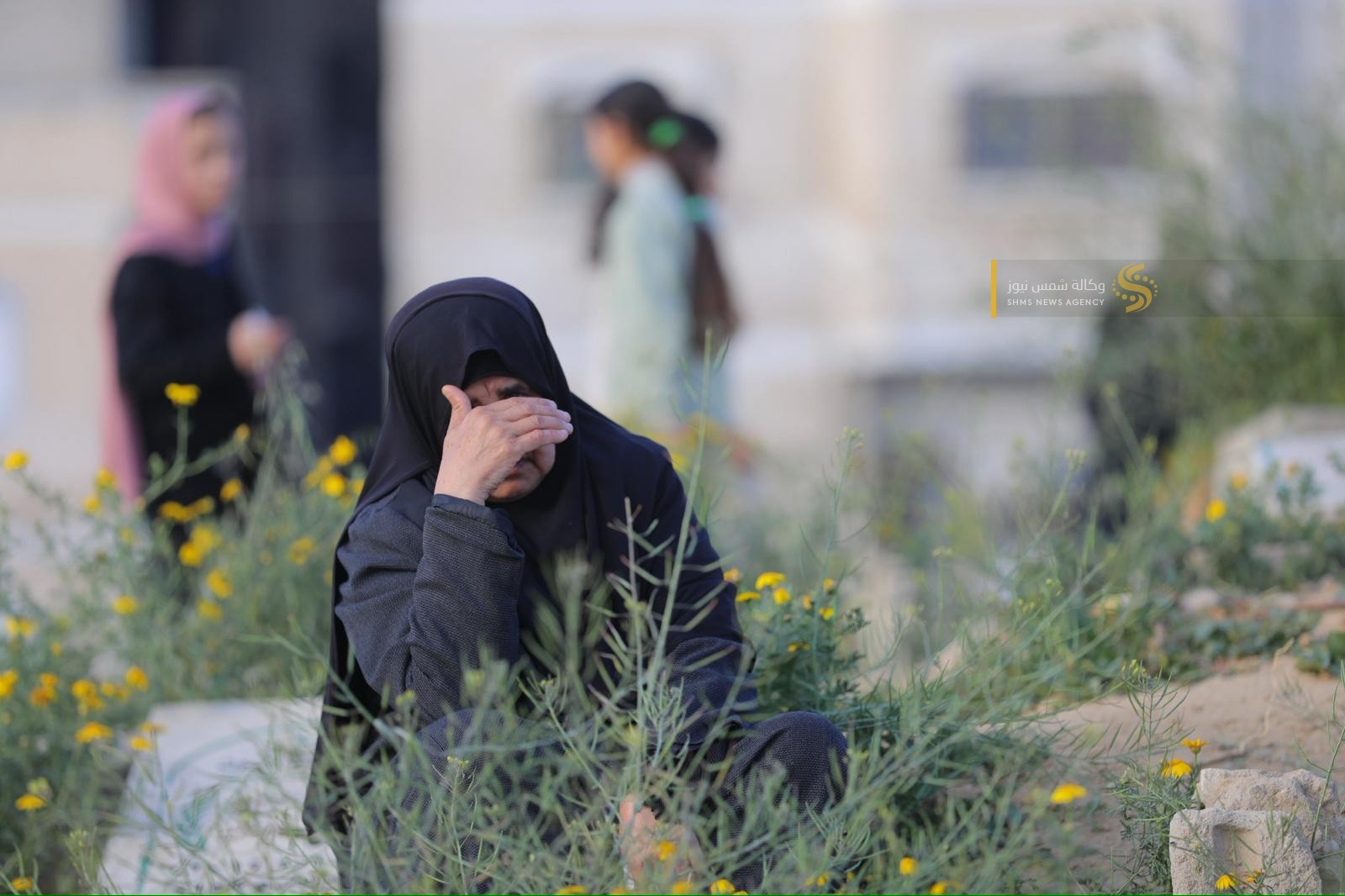 بالصور أهالي الشهداء يزورون قبور أبنائهم في أول أيام عيد الفطر