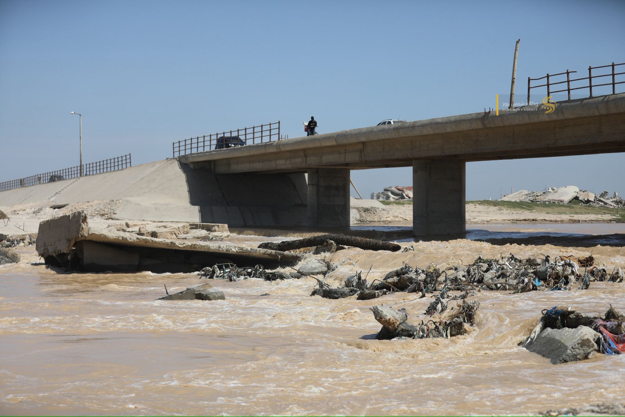 الاحتلال يفتح سد وادي غزة باتجاه البحر 10.jpg