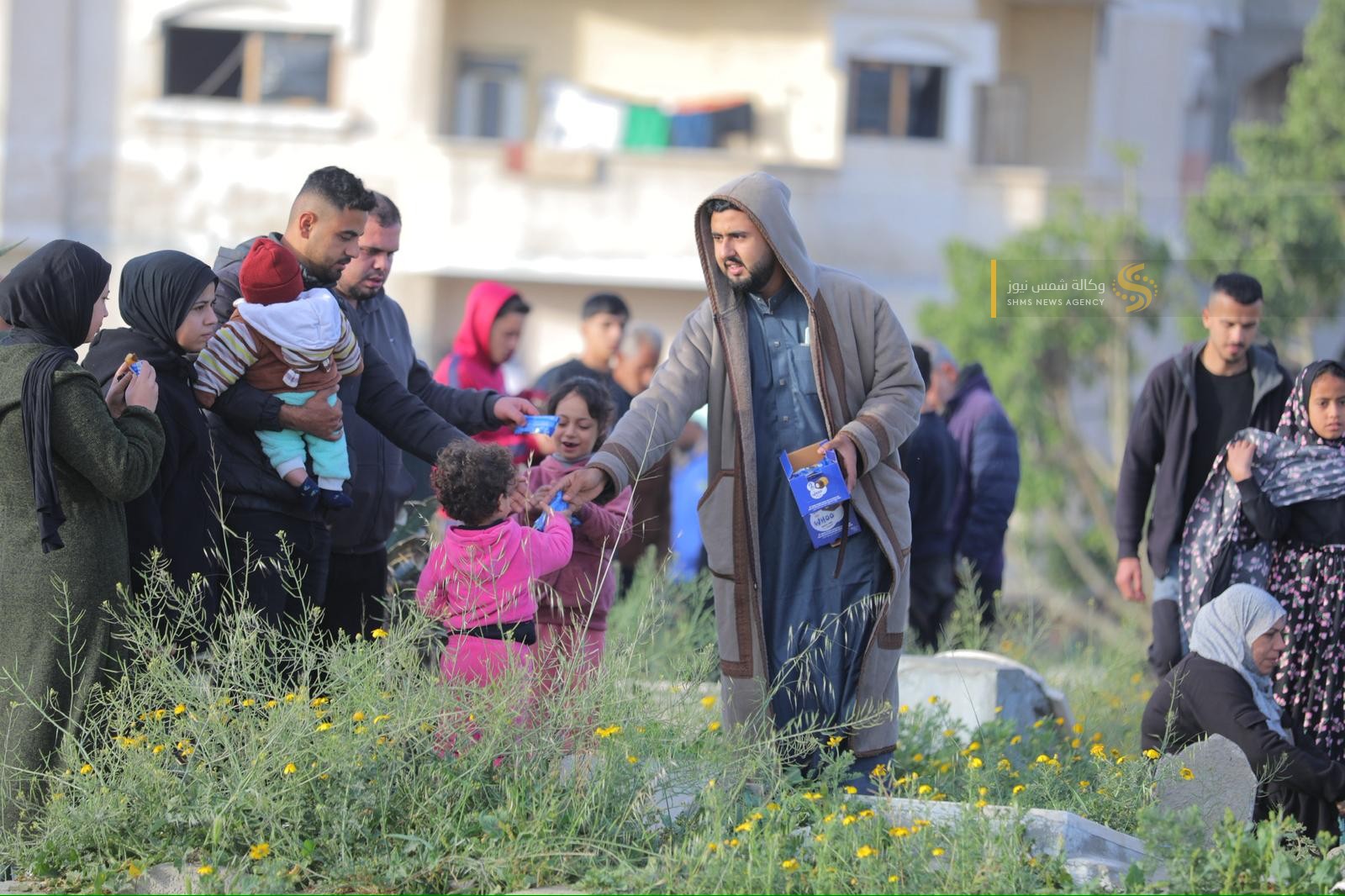بالصور أهالي الشهداء يزورون قبور أبنائهم في أول أيام عيد الفطر