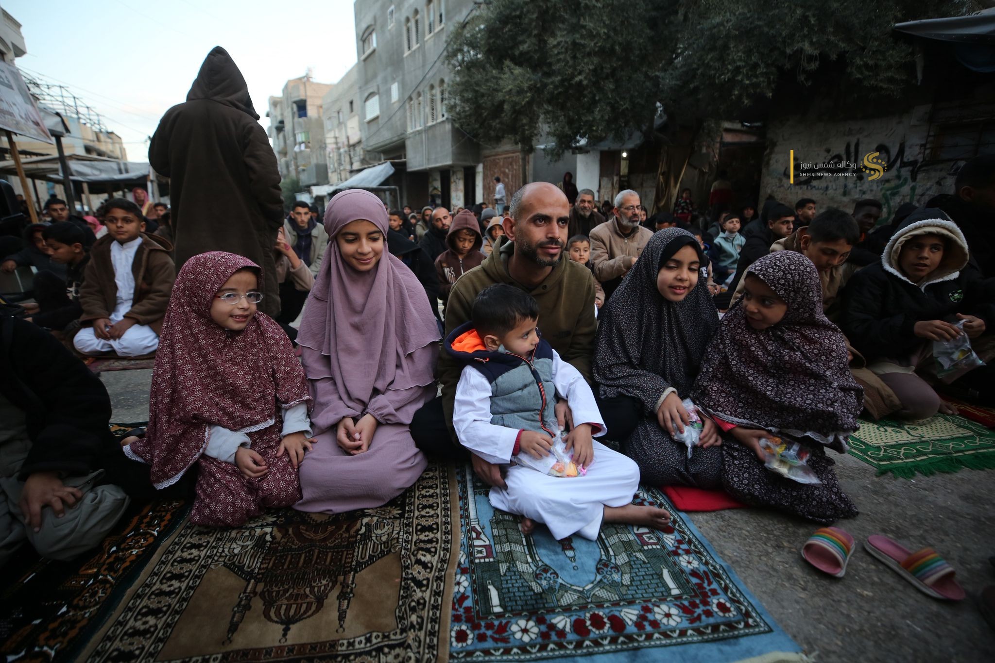بالصور صلاة عيد الفطر في قطاع غزة بجانب ركام المنازل وساحات المساجد المدمرة