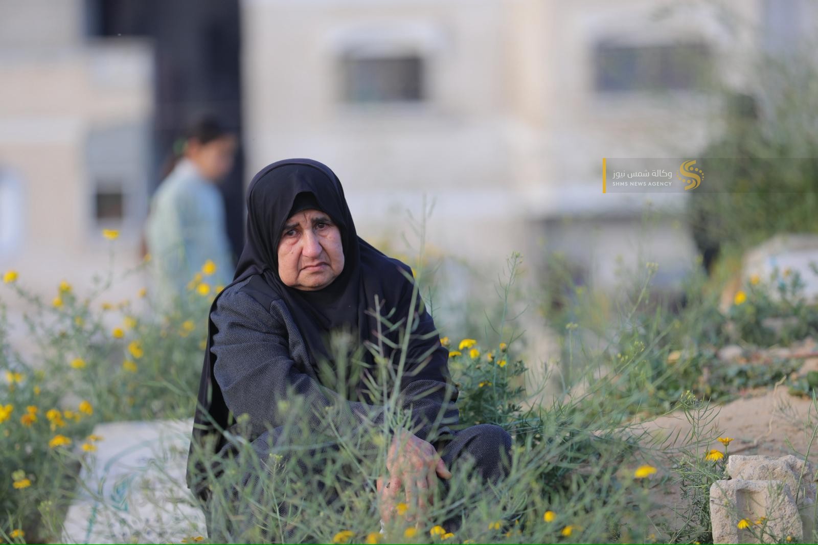 بالصور أهالي الشهداء يزورون قبور أبنائهم في أول أيام عيد الفطر