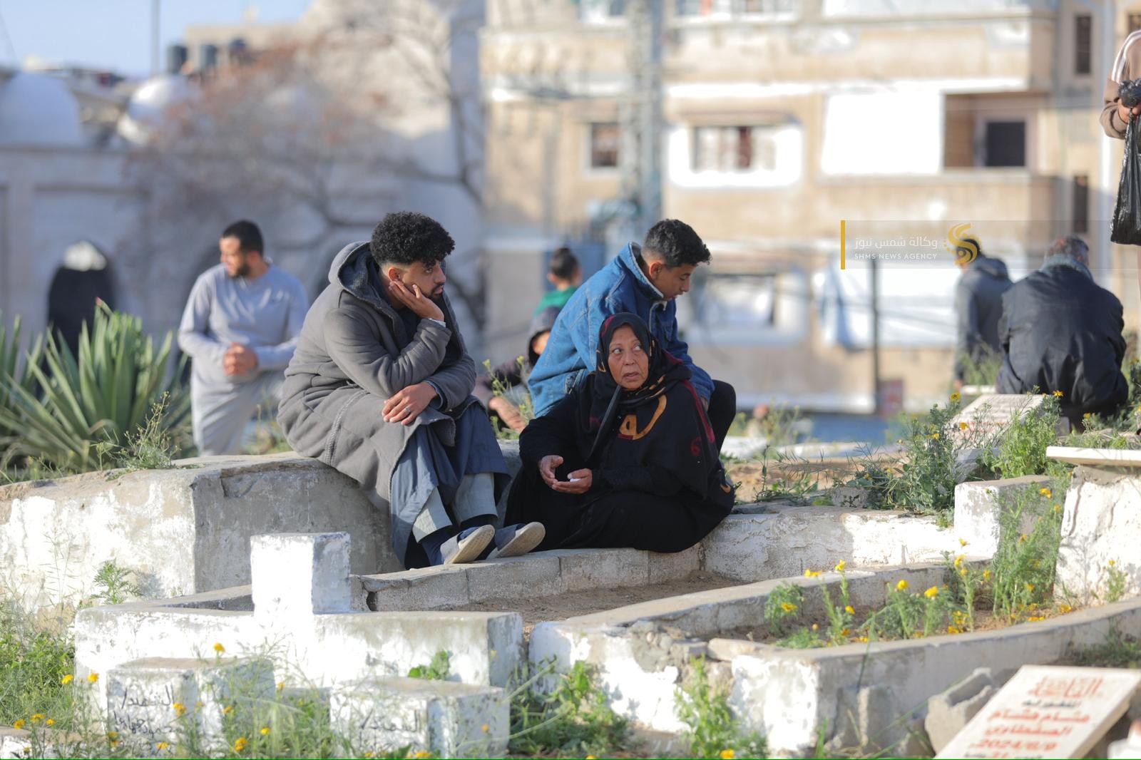 بالصور أهالي الشهداء يزورون قبور أبنائهم في أول أيام عيد الفطر