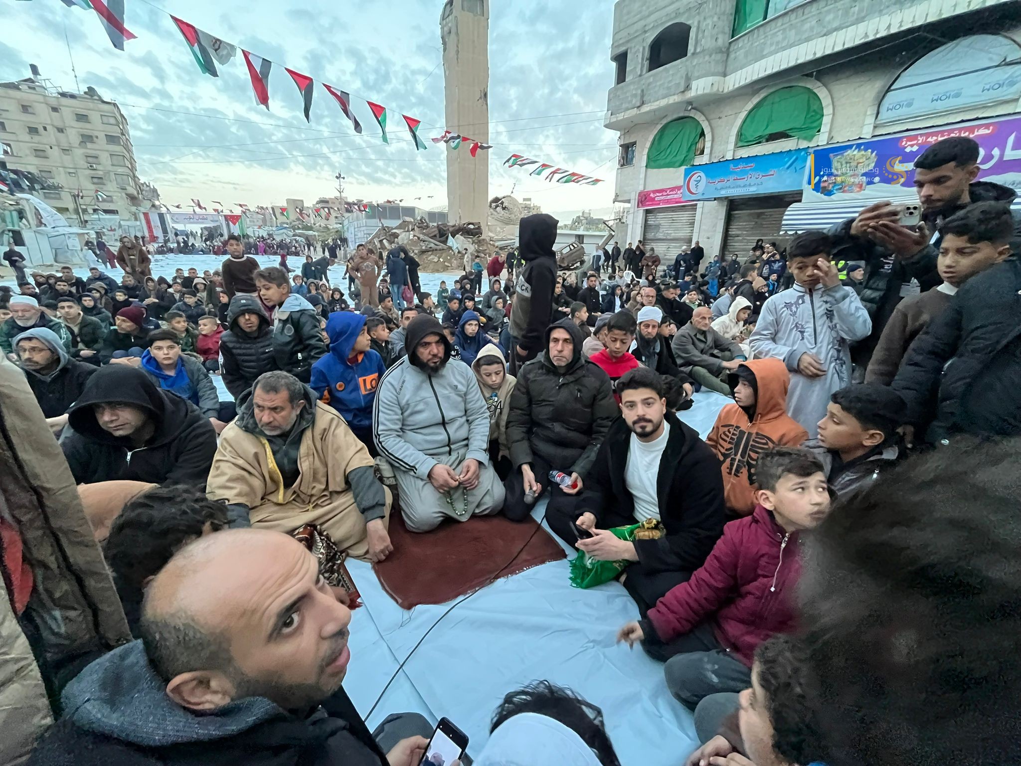 بالصور صلاة عيد الفطر في قطاع غزة بجانب ركام المنازل وساحات المساجد المدمرة