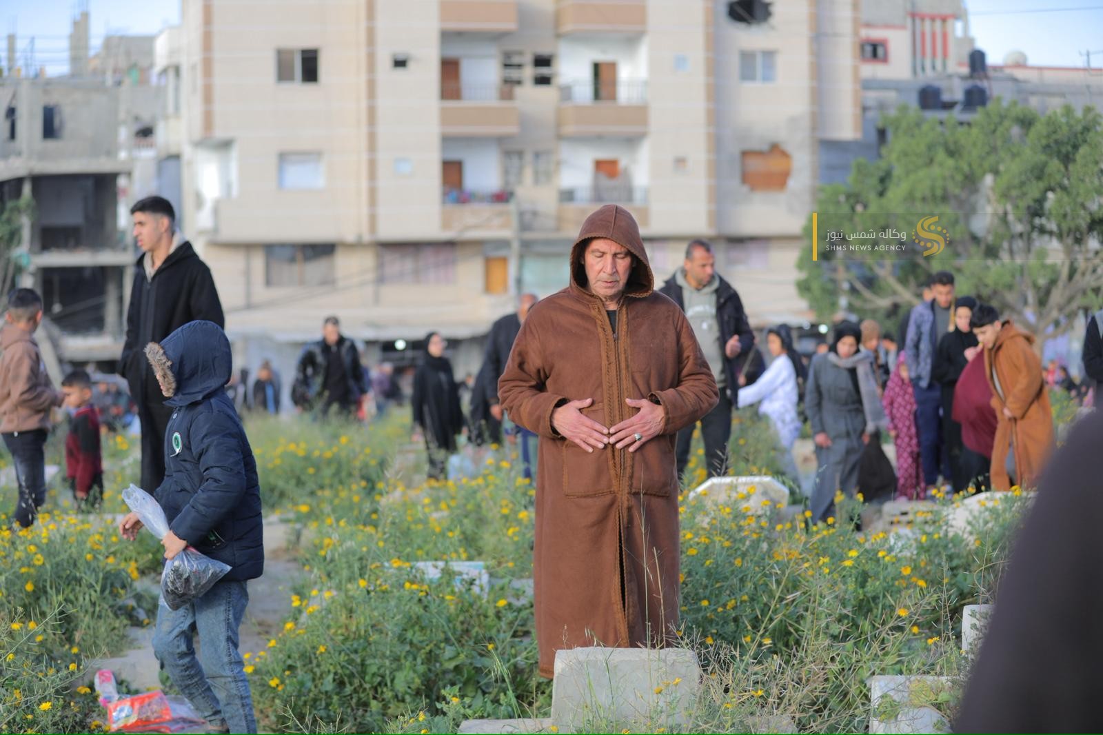 بالصور أهالي الشهداء يزورون قبور أبنائهم في أول أيام عيد الفطر