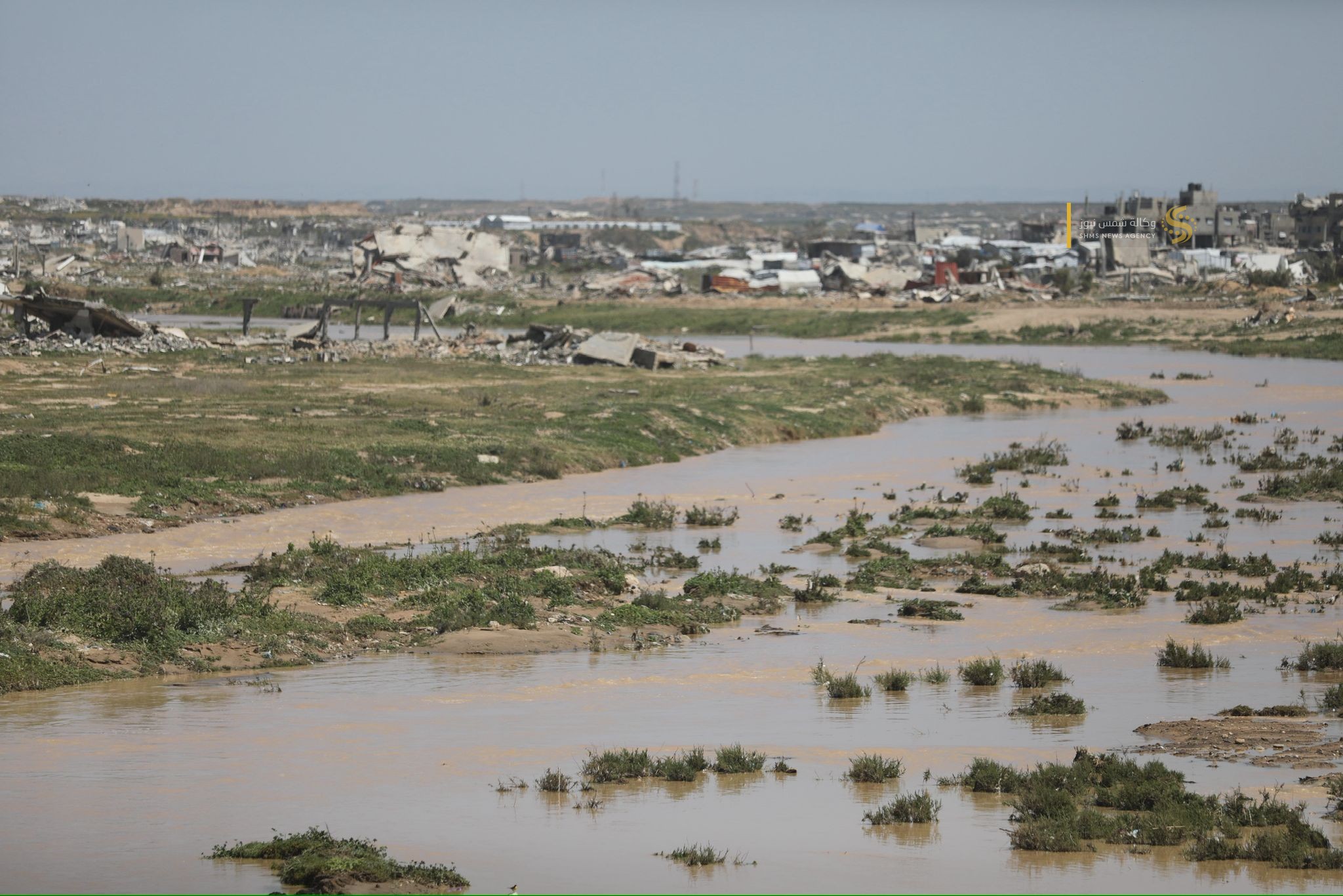 الاحتلال يفتح سد وادي غزة باتجاه البحر.jpg