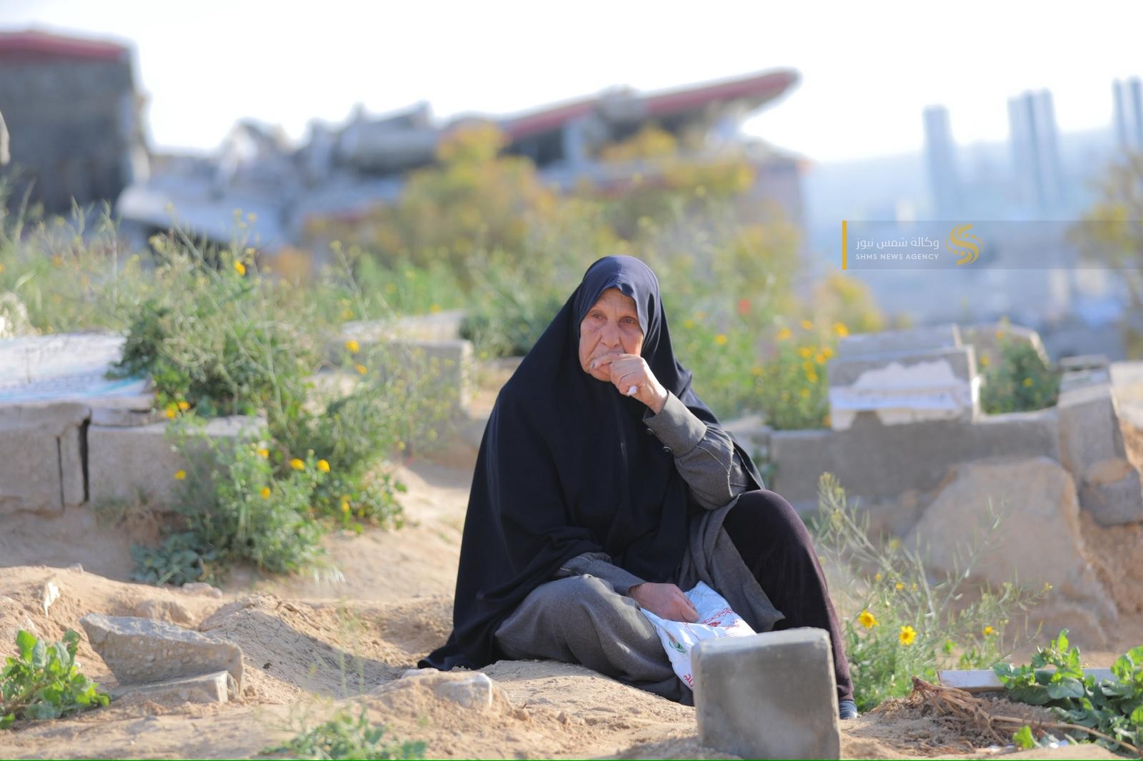 بالصور أهالي الشهداء يزورون قبور أبنائهم في أول أيام عيد الفطر