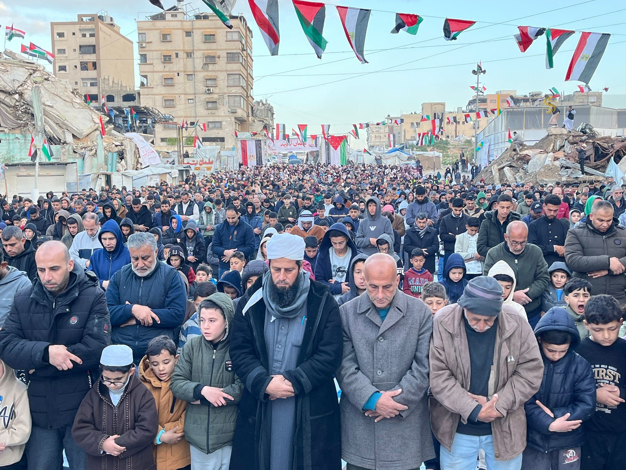 بالصور صلاة عيد الفطر في قطاع غزة بجانب ركام المنازل وساحات المساجد المدمرة