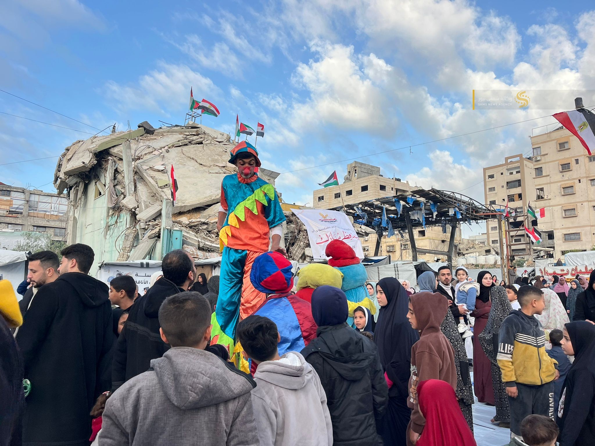 بالصور صلاة عيد الفطر في قطاع غزة بجانب ركام المنازل وساحات المساجد المدمرة