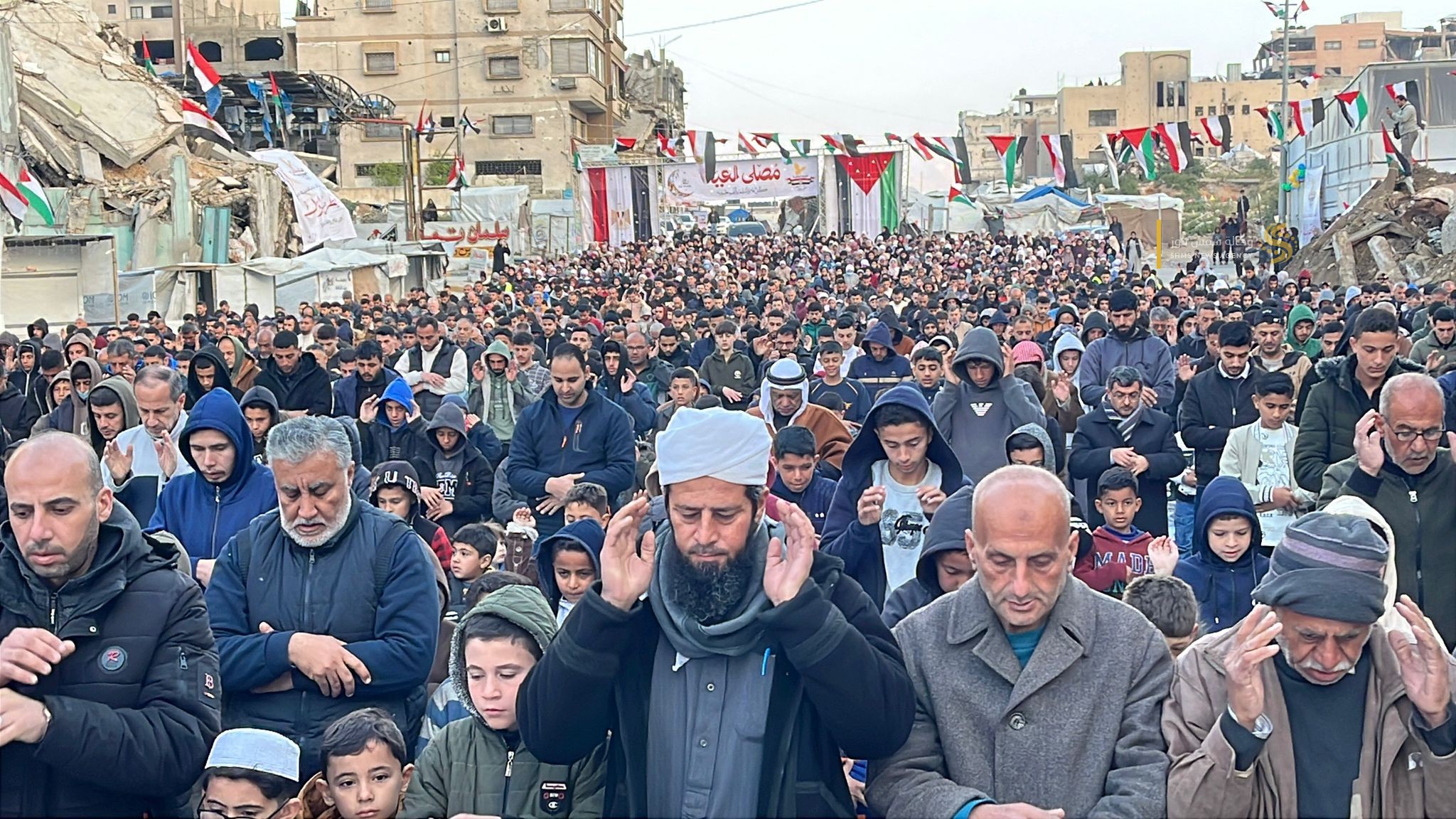 بالصور صلاة عيد الفطر في قطاع غزة بجانب ركام المنازل وساحات المساجد المدمرة