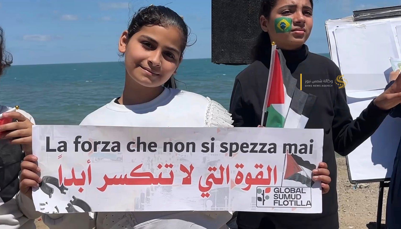 أطفال غزة يتضامنون مع معتقلي أسطول الصمود في غزة 8.jpg
