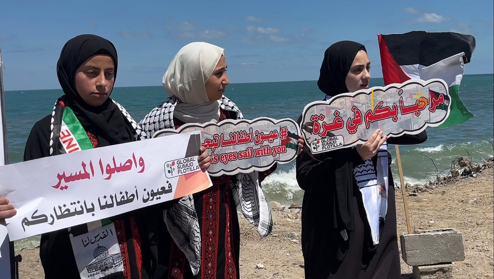 أطفال غزة يتضامنون مع معتقلي أسطول الصمود في غزة 4.jpg