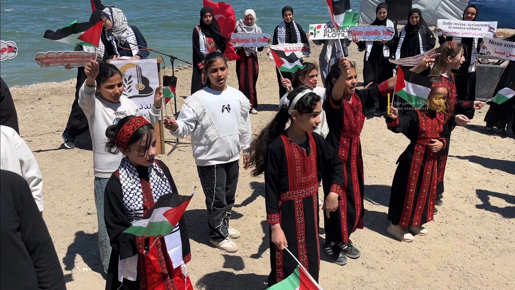 أطفال غزة يتضامنون مع معتقلي أسطول الصمود في غزة 1.jpg