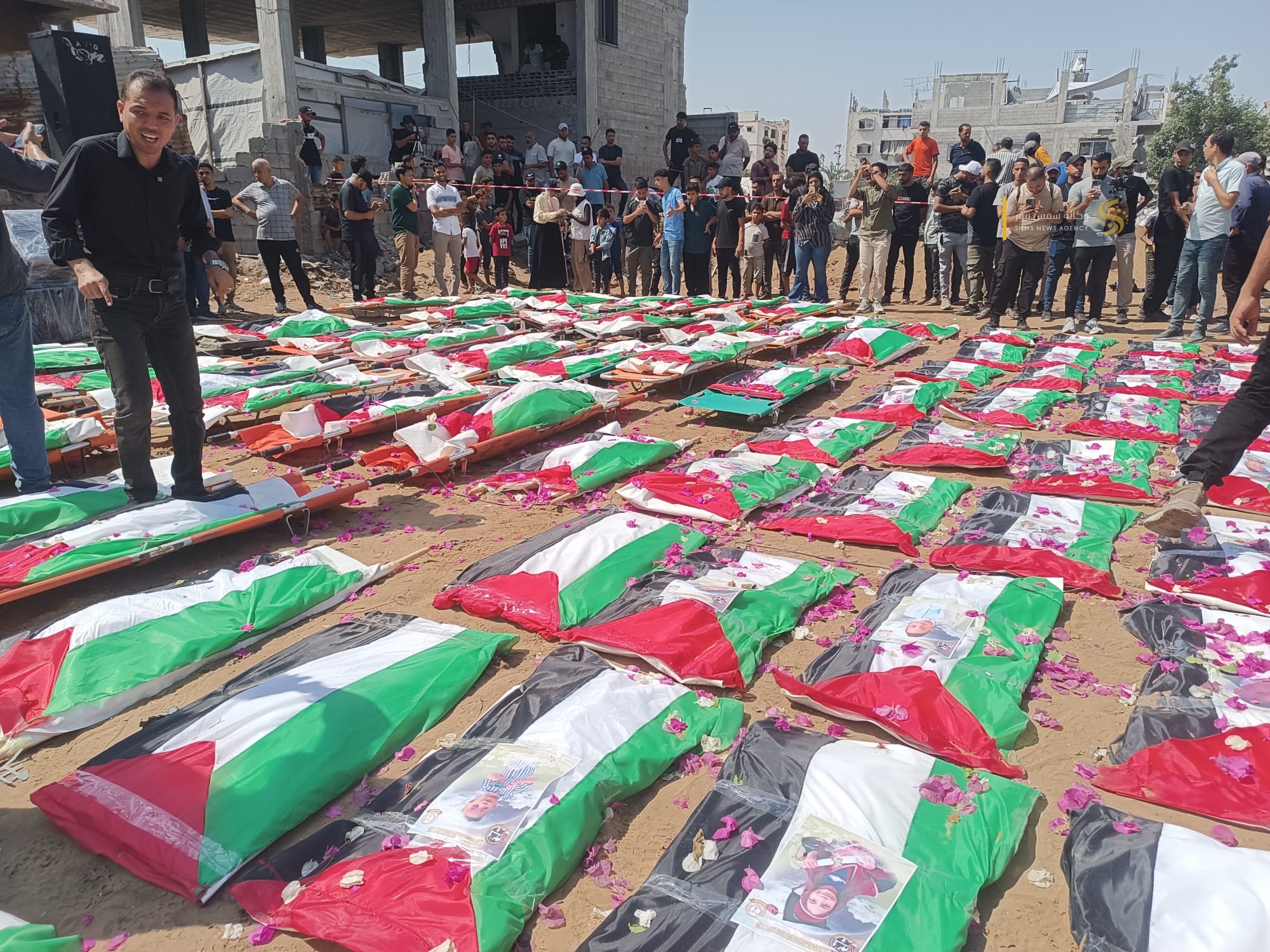 تشييع أكبر جنازة للشهداء في فلسطين بعد تمكن الدفاع المدني من انتشال 100 شهيد من تحت ركام المنازل في حي الصبرة بمدينة غزة.jpg