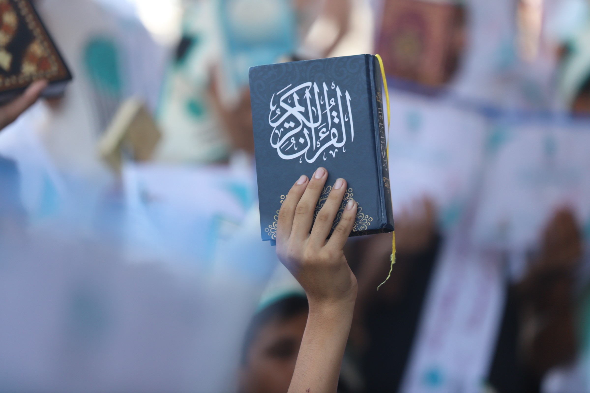 بالصور وسط حشد شعبي مهيب.. وقف هدائي التركي يكرم 300 حافظ وحافظة للقرآن في غزة