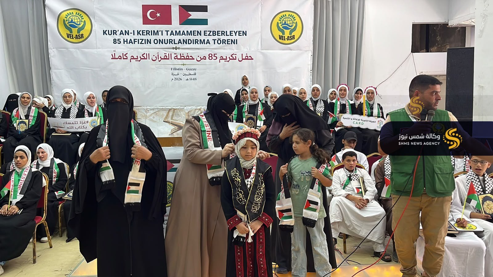 الطفلة فاطمة محمود حلس .. مخيمات جيل الوعي القرآني حفظة كتاب الله كاملا.jpg