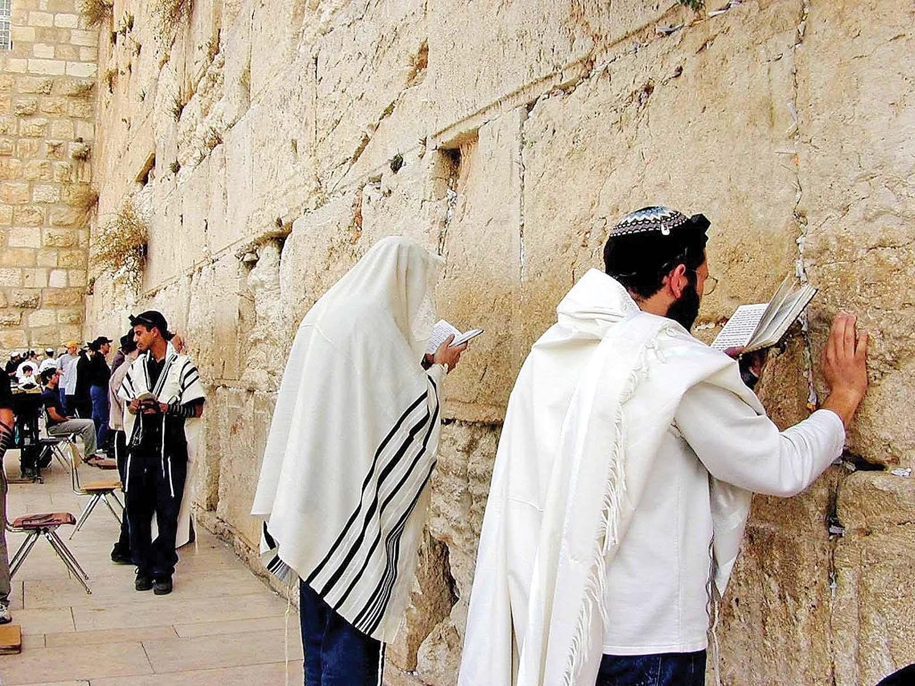 Что пользуется первостепенным почитанием в иудаизме. Стена плача Иерусалим иудаизм. Стена плача Палестина. Иерусалимский храм стена плача.